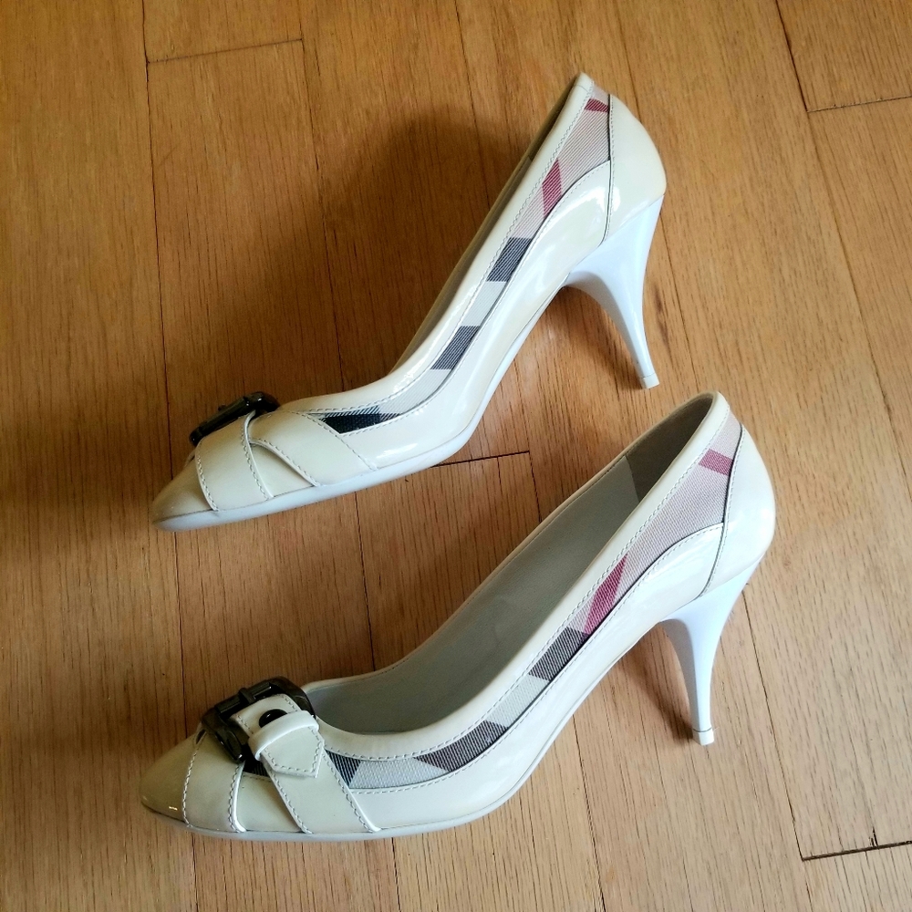 🚫*SOLD* Burberry beige patent Nova Check pumps - Picture 2 of 6